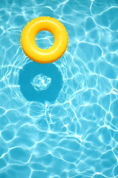 Piscina amarela flutua em uma piscina — Fotografia de Stock