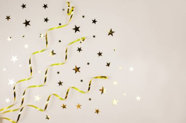 Beyaz arka planda altın Noel süslemeleri. Noel karşılama kavramı