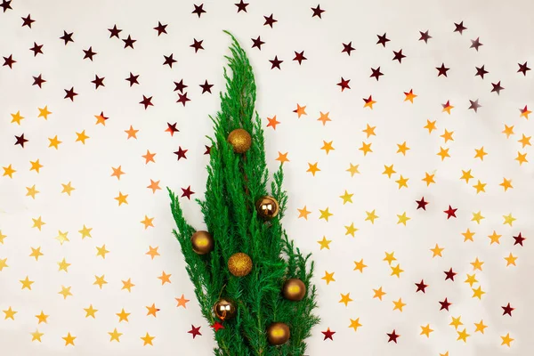 Biglietto Capodanno Con Albero Natale Decorazioni Oro Sfondo Bianco Posare — Foto Stock