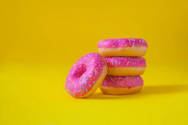 Una Pila Rosquillas Con Glaseado Rosa Una Vista Lateral Fondo —  Fotos de Stock