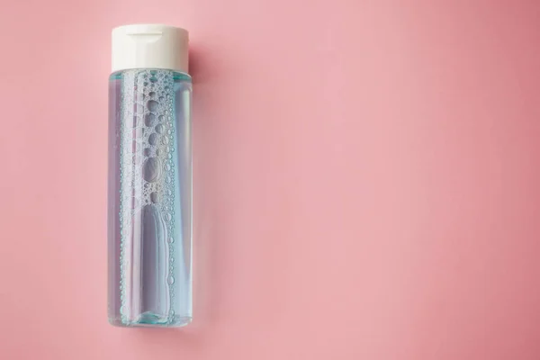 Флакон Тонизирующей Мицеллярной Очищающей Водой Свежими Травами Цветами Розовом Фоне — стоковое фото