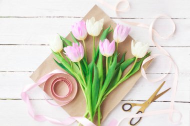 Çiçekçi bir buket yumuşak lale topluyor, seçici bir odak noktası var. Kadınlar Günü, Sevgililer Günü. Anneler Günü