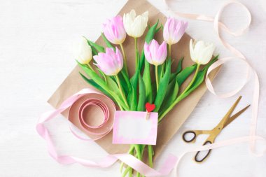 Çiçekçi bir buket yumuşak lale topluyor, seçici bir odak noktası var. Kadınlar Günü, Sevgililer Günü. Anneler Günü