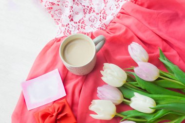 Bir kupa kahveyle bir buket lale ve pembe bir bezin üzerinde kırmızı bir kutuda hediye. Uluslararası Kadınlar Günü, Sevgililer Günü, Anneler Günü. Seçici odak