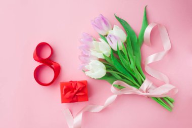 Pembe pastel arka planda bir buket lale. Anneler Günü veya Kadınlar Günü 'nde harika bir bahar kahvaltısı. Düz yatıyordu. Üstten bak. Seçici odak