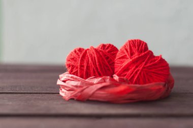 Yuvada iki kırmızı kalp var. Güzel romantik bir geçmişi var. Sevgililer Günü konsepti. seçici odak