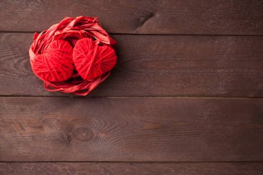 Yuvada iki kırmızı kalp var. Güzel romantik bir geçmişi var. Sevgililer Günü konsepti. seçici odak