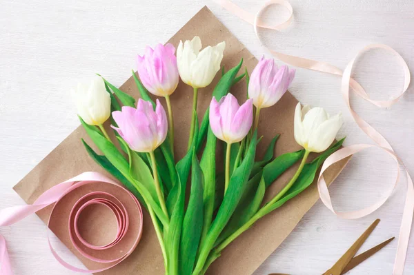 Çiçekçi bir buket yumuşak lale topluyor, seçici bir odak noktası var. Kadınlar Günü, Sevgililer Günü. Anneler Günü