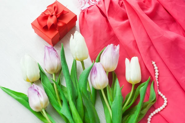 Piękne Białe Fioletowe Tulipany Prezent Czerwonym Pudełku Białym Drewnianym Tle — Zdjęcie stockowe