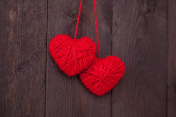 Twee Hart Gemaakt Van Rode Wol Garen Hout Achtergrond Valentijnsdag — Stockfoto