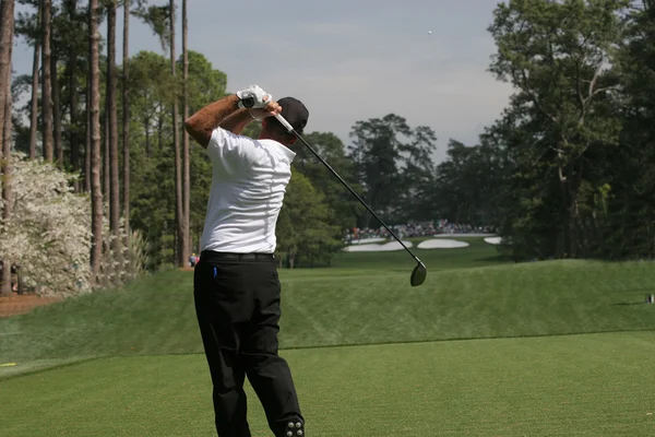 Homem balanço de golfe no campo — Fotografia de Stock