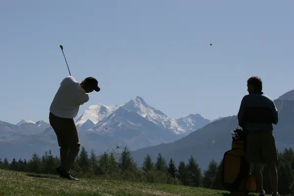 Mann Golf schwingt auf dem Platz — Stockfoto