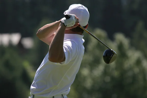 Hombre swing de golf en el campo — Foto de Stock
