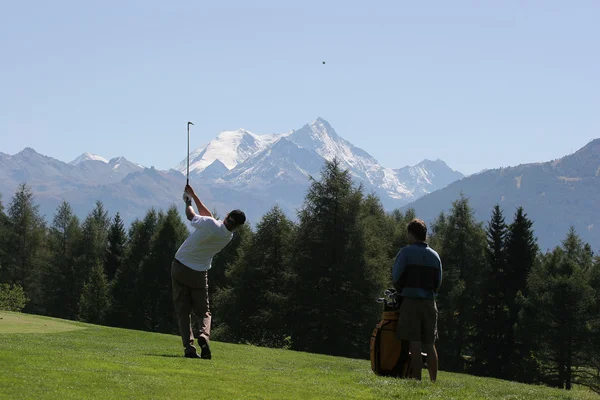 Homme golf swing sur le terrain — Photo