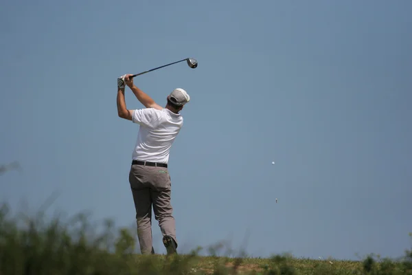 Uomo golf swing sul campo — Foto Stock