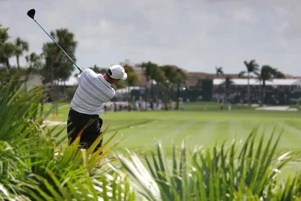 Man golfsving på banan — Stockfoto