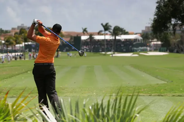 Mann Golf schwingt auf dem Platz — Stockfoto