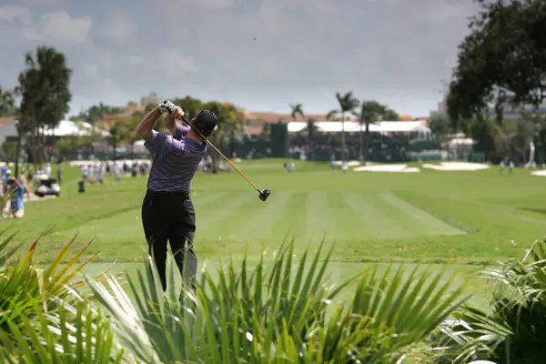 Man golfsving på banan — Stockfoto