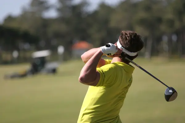 Mężczyzna golfa huśtawka na kurs — Zdjęcie stockowe