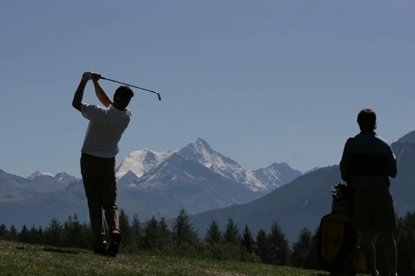 Mann Golf schwingt auf dem Platz — Stockfoto