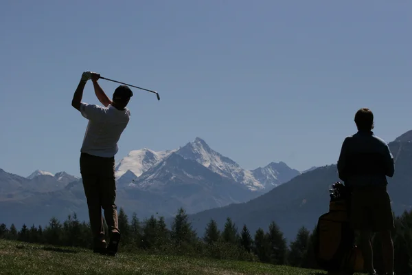 Homme golf swing sur le terrain — Photo