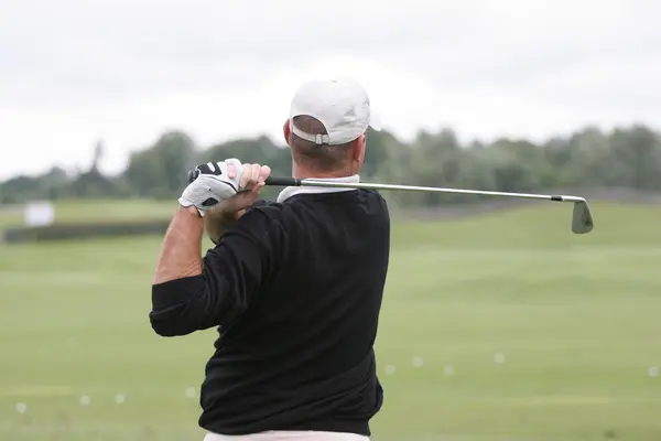 Hombre swing de golf en el campo —  Fotos de Stock