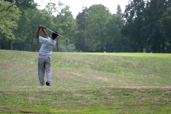 Uomo golf swing sul campo — Foto Stock