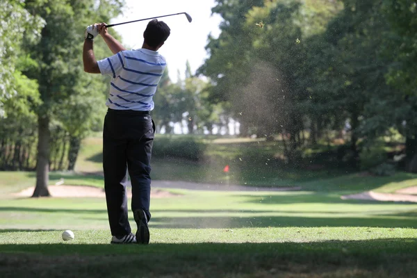 Uomo golf swing sul campo — Foto Stock