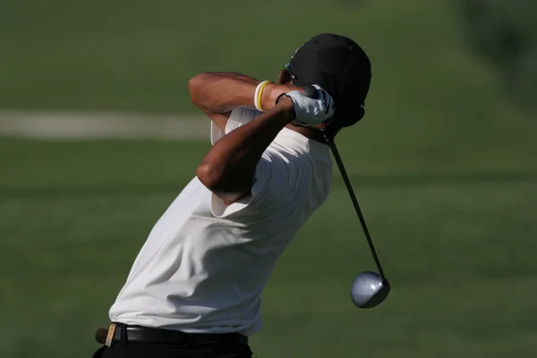 Man golf swing on the course — Stock Photo, Image