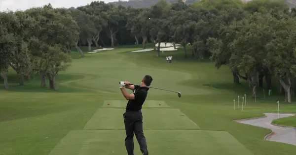 Man golf swing on the course — Stock Photo, Image