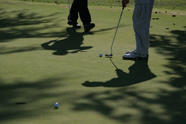 Golfspelare på gröna — Stockfoto