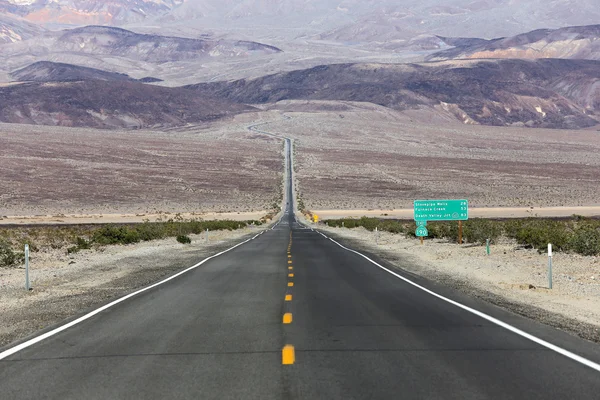道路线在死亡之谷，加利福尼亚州，美国 — 图库照片