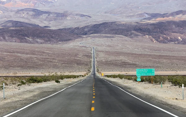 Road lines in death valley, california, usa — Stock Photo, Image