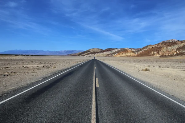 Road lines in death valley, california, usa — Stock Photo, Image