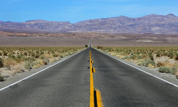 Road lines in death valley, california, usa — Stock Photo, Image