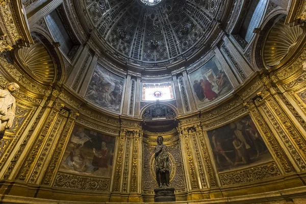 Interiéry a podrobnosti o katedrály v Sieně, Siena, Itálie — Stock fotografie