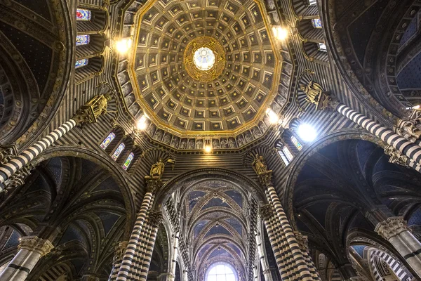 Interiores y detalles de la catedral de Siena, Siena, Italia — Foto de Stock