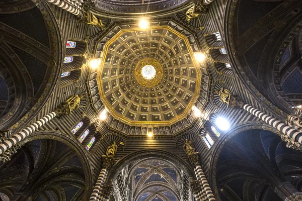 Interiores y detalles de la catedral de Siena, Siena, Italia — Foto de Stock