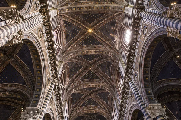 Belső terek és a részleteket a székesegyház Siena, Siena, Olaszország — Stock Fotó