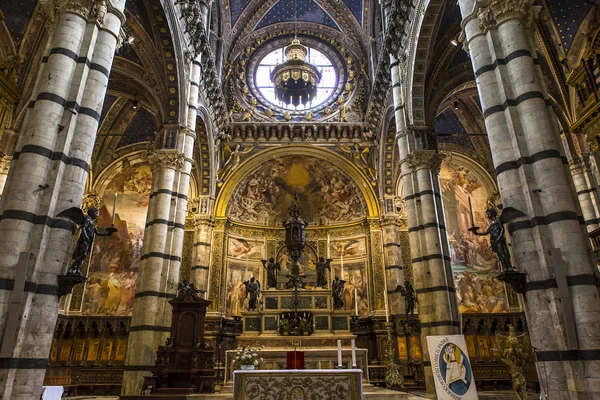 Interni e dettagli del Duomo di Siena, Siena, Italia — Foto Stock