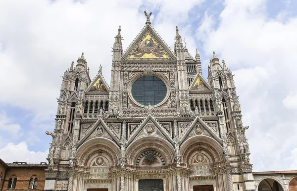 Exteriores y detalles de la catedral de Siena, Siena, Italia — Foto de Stock