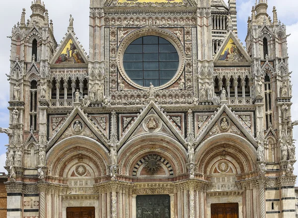 Exteriores e detalhes da catedral de Siena, Siena, Itália — Fotografia de Stock