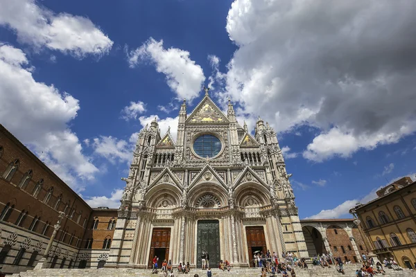 Exteriores e detalhes da catedral de Siena, Siena, Itália — Fotografia de Stock