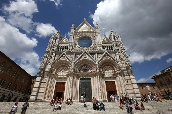 Exteriores y detalles de la catedral de Siena, Siena, Italia — Foto de Stock