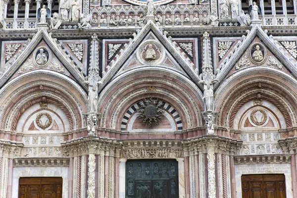 Экспонаты и детали Сиенского собора, Сиена, Италия — стоковое фото