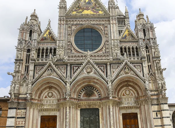 Exteriores y detalles de la catedral de Siena, Siena, Italia — Foto de Stock