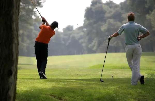 Man golfschommeling op de cursus — Stockfoto