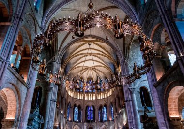 REIMS, FRANCE, SEPTEMBER 14, 2015: Saint-Remi bazilikasının iç ve mimari detayları, 14 Eylül 2015, Reims, Champagne, France.