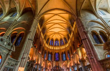 REIMS, FRANCE, SEPTEMBER 14, 2015: Saint-Remi bazilikasının iç ve mimari detayları, 14 Eylül 2015, Reims, Champagne, France.