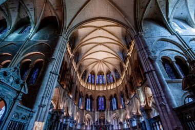 REIMS, FRANCE, SEPTEMBER 14, 2015: Saint-Remi bazilikasının iç ve mimari detayları, 14 Eylül 2015, Reims, Champagne, France.
